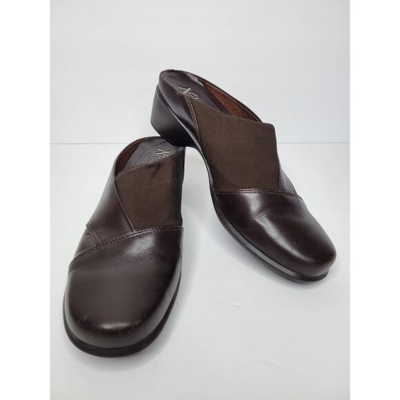 CLARKS Artisan Collection Brown Leather Slip-On Shoes sz 6 - Picture 1 of 8